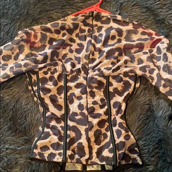 Super cute Leopard top - Picture 3 of 4